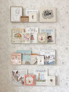 there are many books on the wall in this children's room, and it is very cute