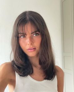 Bangs On Medium Length Hair, Wispy Bangs Round Face, Rambut Brunette, Inspo Pics, Wispy Bangs, How To Style Bangs, Fringe Hairstyles, Haircuts For Medium Hair