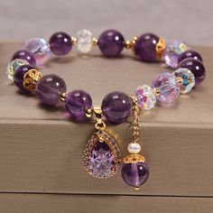 خواتم خطوبة, قلادات متدلية, Beads Bracelet Design, Fancy Jewellery, Jewelry Making Charms, A Bracelet, Amethyst Bracelet, Beaded Bracelets Diy, Stretchy Bracelets