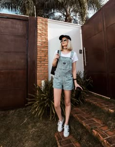 denim overall romper, t-shirt, adidas sneakers / jardineira, t-shirt, tênis adidas. Jumper Outfit Denim Short, Sneakers Art, Overall Romper, Sneakers Fashion Outfits, Outfits To Wear, Print Sneakers, Clothing Websites