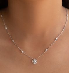 Chain For Diamond Pendant, Simple Gold And Diamond Necklace, Diamond Necklace With Pendant, Diamond Necklace Delicate, Diamond Solitaire Necklace Setting, Diamond Necklace Chain, Casual Diamond Necklace, Diamond Halo Pendant, Diamond Chain With Pendant