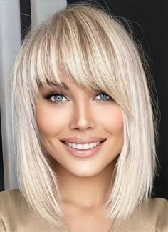 Bob émoussé avec une frange effilée Short Hair Images, Bob With Bangs, Bangs, Short Hair Styles, Hair Cuts, Blonde, Texture, Hair Styles, Hair