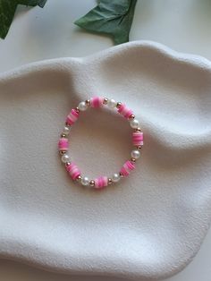 preppy pink colours with pearls, design inspired by AudrinaJewels Pink Preppy Bracelet, Clay Bead Bracelet Ideas Aesthetic Pink, Pink Bead Bracelet Ideas, Pink Bracelet Aesthetic, Beaded Bracelets Pink, Pink Clay Bead Bracelet, Pulseras Aesthetic, Lover Bracelet, Pink Pearl Bracelet