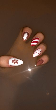 Small Nails Ideas Winter, Cute Short Almond Nails Christmas, Christmas Aesthetic Nails Short, Christmas Nail Designs Oval, Cristmass Nails Gel, Nails Krismas, Aesthetic Christmas Nails Short, Nails Cristhmas 2022, Crismas Nails Simple