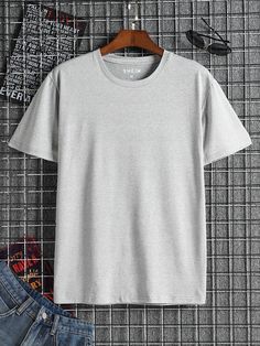 Outfits Hombre, Round Neck Tees, Tee Shirt Homme, Grey Tee, Shirt Mockup, Fashion Story, Men Clothing, Mens Tees, Mens Summer