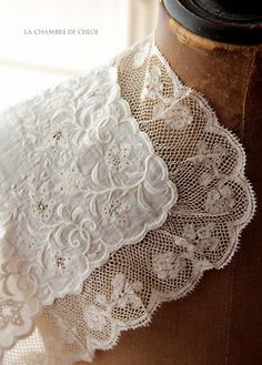 an image of white lace on a mannequin's neckline with the words la chambre de chicq written above it