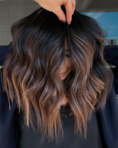 A brown hairdo with caramel highlights can look divine! It is a look that is mostly worn by women who enjoy subtle changes and color touch-ups to thei... Medium Length Brown Hair, Summer Hair Color Ideas, Black Hair With Highlights, Short Brown Hair, Fall Hair Color For Brunettes, Caramel Highlights