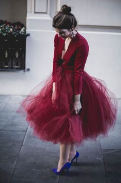 Black Tulle Skirt Outfit, Trendy Taste, Tea Length Prom Dress, Tulle Skirts Outfit, Gonna In Tulle, Skirt Tulle, Tulle Skirt Black, Burgundy Skirt, V Neck Prom Dresses