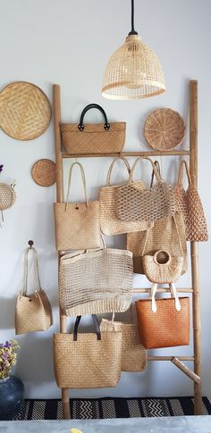 Bag Store Display, Clothing Boutique Decor, Purse Display, Store Design Boutique, Storage Products, Boutique Decor, Store Interiors, Bag Display, Wicker Bags