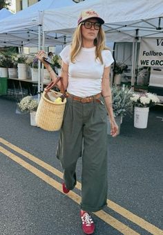 Lunch Outfit Summer, Cropped Pants Outfit, Postpartum Style, Farmers Market Outfit, Casual Outfit Spring, Postpartum Fashion, Shop Outfits, Mum Style, The Bold Type