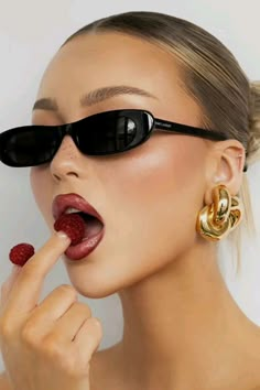 Sunglass Poses, Hailey Bieber Aesthetic, Sunglass Photoshoot, Bieber Aesthetic, Creative Jewelry Photography, Casual Indian Fashion, Yellow Hat, Aesthetic Books, Fashionably Late