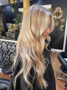 Blonde hair straight after getting it done at the hairdressers Island Blonde Hair, Natural Blonde Inspo Hair, Beautiful Blonde Hairstyles, Blonde Scale, California Blonde Hair Highlights, Blonde Balayage Inspo Pics, Blonde Hair Inspo Pics, Light Blonde Long Hair, Long Blonde Summer Hair