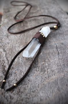 WildPeopleFreeSpirit Leather Pendant, Crystal Point Necklace, Leather Jewellery, Rope Jewelry, Jewelry Men, Rough Crystal, Jewelry Projects, Leather Jewelry, Crystals And Gemstones