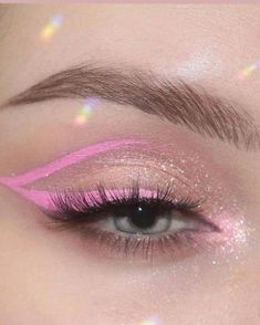 How To Make Graphic Liner With Eyeshadow, Eye Makeup With Pink Eyeliner, Make Up With Color Eyeliner, Eyeliner Styles With Color, Eyeliner Styles Festival, Pink Neon Eyeliner, Pink Eyeliner Aesthetic, Makeup With Colorful Eyeliner