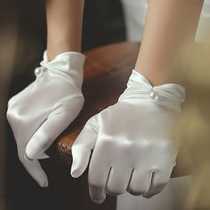 Satin Suit, Mode Tips, Smink Inspiration, Opera Gloves, Wedding Gloves, Bridal Gloves, Satin Short, Nature Tattoos