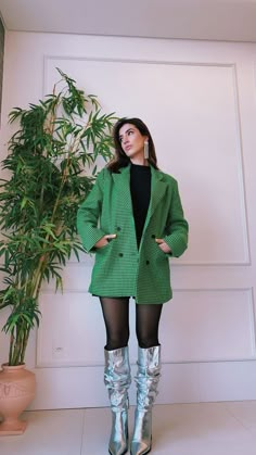 Outfits With Metallic Boots, Styling Silver Boots, Dinner Party Outfit Plus Size, Blazer Verde Outfit, Outfit With Silver Boots, Blazer Party Outfit, Outfits Con Blazer Verde, Outfits Con Verde, Blazer Verde Outfits Mujer