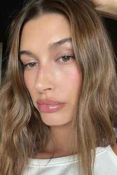 Hailey Bieber Hair Color, Hailey Bieber Hair, Celeb Makeup, Hailey Rhode, Smink Inspiration, Dark Blonde, Light Brown Hair