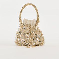 New With Tag Zara S/S 2024 Collection Beaded Mini Bucket Bag. Handle And Chain Shoulder Strap. Drawstring Closure. Height Length Width: 2.8 7.1 0.8 Inches ( 7 18 2 Cm) Golden | 6529/310 Outer Shell Main Fabric 100% Polyester Shoulder Strap 100% Iron Lining 100% Cotton Zara Beaded Bag, Trendy Purses, Mini Bucket Bag, 4 Baby, Zara Gold, Sequin Bag, Zara Bags, Mini Bucket Bags, Mini Bucket