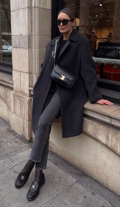 Black Coat Outfits For Women, Fall Outfits Trendy, London Style, Winter Fashion Outfits Casual, Outfit Chic, Mode Casual, February 13, Suede Coat