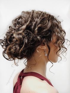 Short Curly Hair Bridesmaid Styles, Naturally Curly Hair Wedding, Short Curly Wedding Hair, Curly Hair Easy Updo, Classic Updo Hairstyles, Naturally Curly Hair Updo, Curly Hair Designs, Curly Hair Up, Italian Hair