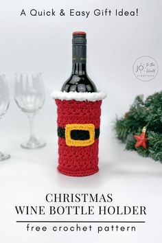 a crochet christmas wine bottle holder with santa clause on it and the text, a quick & easy gift idea