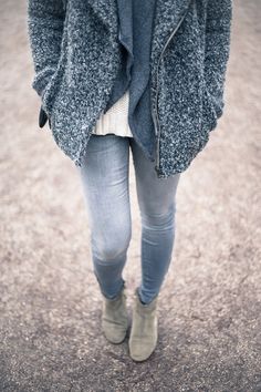 Winter hues. Grey Boots Outfit, Cozy Outfit Ideas, Fall Fashion Coats, Grey Boots, Looks Street Style, Cozy Outfit, Odessa