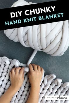 someone is making a chunky hand knit blanket with white yarn on it and the text overlay reads diy chunky hand knit blanket