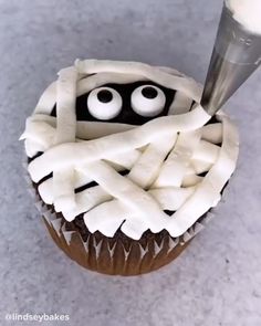 Spooky Cupcakes, Drink Video, Halloween Eats, Monster Cakes, Halloween Cupcakes Decoration, Cupcakes Halloween, Monster Treats, Homemade Chinese Food, Birthday Baking