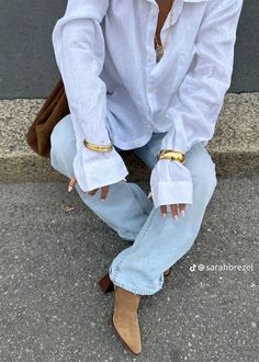 Outfits With Stuff You Already Have, Cream Knit Pants Outfit, Jeans Pointed Heels Outfit, Hermes Oz Mule Outfit, Friend Engagement Outfit, Classy Jeans Outfit Winter, Classic Simple Outfits, Minimalist Chic Outfits, Trend Spring 2025 Outfit