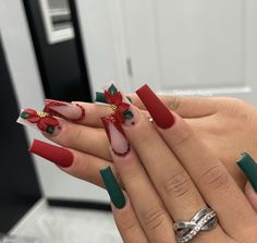 Stiletto Christmas Nails, Christmas Nail Sets, Poinsettia Nails, Unique Christmas Nails, Christmas Acrylic Nail Designs, Red And Green Nails, Navidad Nails, Christmas Nail Designs Acrylic, Nails Xmas