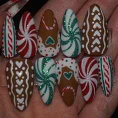 Christmas is a time of joy, warmth, and togetherness. While we decorate our homes and dress up for the season, why not add some holiday cheer to your nails as well? Simple Christmas nails are an easy and fun way to show off your festive spirit. Whether you’re getting ready for a cozy family gathering or a stylish office party, simple Christmas nails can be the perfect accessory. Nail Art Noel, Cute Christmas Nails, Nails 2021, Winter Nail Art, Nails Fall, Cute Nail Art, Xmas Nails, Christmas Nail Designs, Christmas Nail