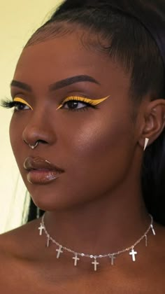 Maquillage Yeux Cut Crease, Mekap Mata, Yellow Makeup, Yellow Eyeshadow, Makeup For Black Skin, Smink Inspiration, Brown Skin Makeup, Graphic Liner, Makeup Eye Looks