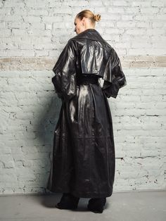 Luxury Long Leather Jacket With Belt, Luxury Long Belted Leather Jacket, Modern Leather Outerwear For Evening, Modern Leather Evening Outerwear, Long Leather Trench Coat, Leather Duster, Uniform Ideas, Black Leather Coat, Black Cape