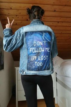 Handpainted Jeans, Jean Jacket Painted, Jean Jacket Diy, Hand Painted Denim Jacket, Diy Jeans, Denim Art, Jean Jacket Outfits, Painted Denim Jacket