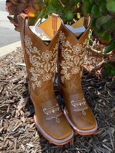 Volcano boots made with real leather, in the color honey/miel Come embroidered with a gorgeous design! Brown And White Cowgirl Boots, Girly Cowgirl Boots, Boots For Quinceanera, Mexican Cowgirl Boots, Boots For Quince, Quinceanera Boots, Womens Cowboy Boots Outfits, Boots Vaqueras, Quince Boots