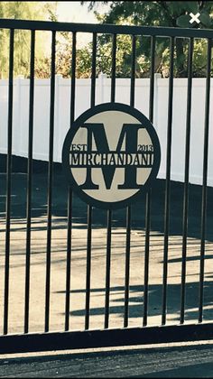 there is a sign on the gate that says metrohandanit in black and white