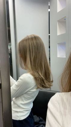 Blonde Layered Hair, Dirty Blonde Hair, Blonde Hair Inspiration, Hair Stylies, Haircuts For Medium Hair, Round Faces