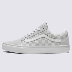 The Iconic Shoe that Brought our Sidestripe to Life: This is the Old SkoolThe Old Skool was our first footwear design to showcase the famous Vans Sidestripe—although back then, it was just a random doodle drawn by founder Paul Van Doren. Since its debut in 1977, this low-top silhouette has established itself as an icon in the skate, music, and fashion scenes. From 90s street skaters and punks to current hip hop and fashion legends, the Old Skool has consistently been the go-to shoe for creatives Aesthetic School Shoes, Vans Old Skool Checkerboard, Skater Vans, Street Skater, Vans High Tops, Foot Games, Vans Shoes Women, Gray Vans, Cute Vans