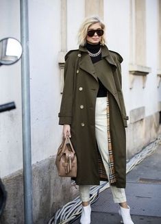 Khaki Trench Coat Outfit, Simple Winter Fashion, Xenia Adonts, Trench Outfit, Burberry Trenchcoat, Olive Clothing, Trench Coat Outfit, Capsule Wardrobe Outfits, Autumn Trends