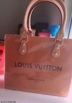 Brilliant DIY videos show how to make a Louis Vuitton tote bag for just $45 Diy Louis Vuitton, Tote Bag Diy, Diy Tote, Bag Diy