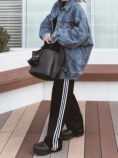 Black And White Track Pants Outfit, Trackpant Outfit Women Winter, Adidas Jacket Outfit Street Style, Adidas Pant, Adidas Jacket Outfit, Adidas Street Style