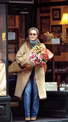 Meryl Streep Flowers, Meryl Streep The Hours, English Cottage Fashion, Nancy Myers Style Outfits, Meryl Streep Aesthetic, Frazzled English Woman Aesthetic, 90s Fall Aesthetic, English Women, Nora Ephron