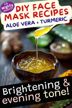 Spoon with aloe vera and turmeric mix for a DIY face mask with aloe vera. Aloe Honey Face Mask, Aloe Vera Diy Face Mask Skin Care, Natural Aloe Vera Face Mask, Aloe Vera For Skin Diy, Natural Masks For Acne, Aloe Face Mask Diy, Aloe Vera Mask For Face, Aloe Vera Face Mask Diy Glowing Skin, Diy Aloe Vera Face Mask