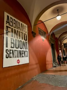 there is a sign on the wall that says, abramo finito i don't sentiment it