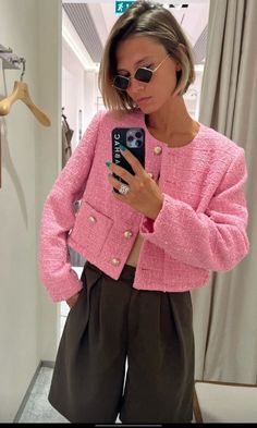 Pink Tweed Blazer Outfit, Pink Tweed Jacket Outfit, Pink Tweed Outfit, Pink Jacket Outfit, Tweed Jacket Outfit, Tweed Fashion, Pink Tweed Jacket, Chanel 2023, Tweed Outfit