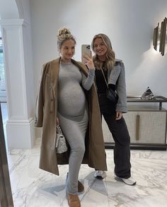 Winter Bump Style, Fall Winter Maternity Style, Pregnant Style Winter, Pregnant Winter Outfits, Bump Style Winter, Pregnancy Outfits Winter, Pregnant Street Style, Pregnancy Fits