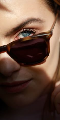 Outdoor Sunglasses Photoshoot, Photoshoot With Sunglasses, Sunglasses Photoshoot Photo Ideas, Sunglasses Poses Photo Ideas, Glasses Campaign, Photoshoot Sunglasses, Sunglasses Editorial, Sunglasses Reflection, Sunglasses Campaign