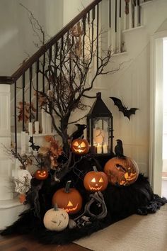 #homedecor, #interiordesign, #homedesign, #decor inspiration Outdoor Christmas Garland, Halloween Entryway, Creative Halloween Decorations, Scary Halloween Decorations, Spooky Decor, Outdoor Halloween