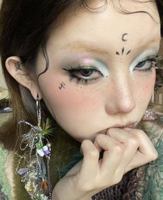 Dystopian Makeup, Extra Makeup Looks, Subtle Clown Makeup, Fairycore Makeup, Unique Makeup Looks, Unconventional Makeup, Hippie Makeup, Looks Hippie