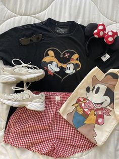 #disney #disneyworld #disneystyle #disneyootd #disneyoutfit #disneyfits #disneyinspo #disneyland #magickingdom Disney, Disney world, disney ootd, disney outfit, disney fits, disney inspo, disney style, disney style inspo, disney fashion, disney fit check Aesthetic Disney T Shirt, Disney Outfits Baddie, Summer Outfits Theme Park, Disney Shirts Aesthetic, Disney World Themed Outfits, Vintage Disney Outfit Aesthetic, Disneyworld Outfit Summer Women, September Disney Outfits, Cool Disney Outfits